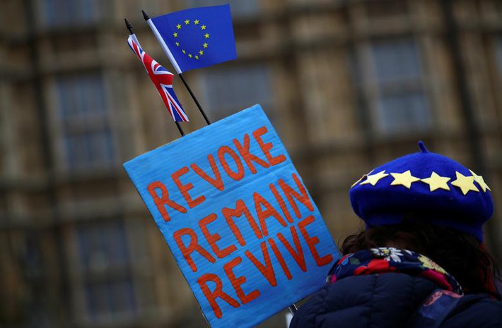 Một người biểu tình phản đối Brexit mang theo tấm biển ở thủ đô London.