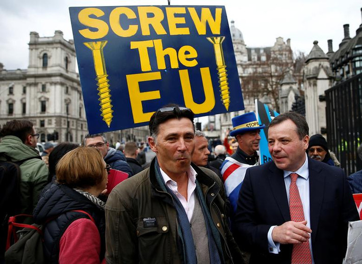Arron Banks và Andy Wigmore tham gia cuộc biểu tình bên ngoài tòa nhà Quốc hội Anh.