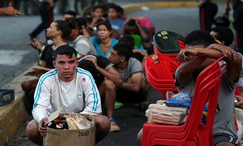 Theo hãng thông tấn Reuters, nhiều khu vực ở Venezuela, trong đó có thủ đô Caracas, vẫn đang hứng chịu cảnh mất điện trong ngày thứ năm liên tiếp. Nhiều người dân Venezuela tuyệt vọng đi cướp bóc khi quốc gia Nam Mỹ này đang ở bên bờ vực hỗn loạn. (Nguồn ảnh: Reuters)