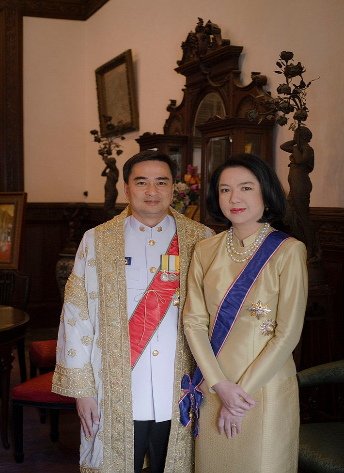 Về đời tư, cựu Thủ tướng Abhisit đã kết hôn với bà Pimpen Vejjajiva, từng là bạn thời tiểu học của ông. Họ có hai người con, một trai và một gái. Ảnh: Wikipedia.