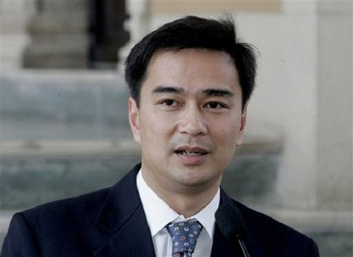 Trong thời gian học tại Anh, ông đã đến Thái Lan nhiều lần. Sau khi chuyển tới Thái Lan, ông nhận bằng cử nhân ngành Luật của trường Đại học Ramkhamhaeng và giảng dạy tại Học viện Quân sự Hoàng gia Chulachomklao và Khoa Kinh tế của Đại học Thammasat. Ảnh: WN.com.