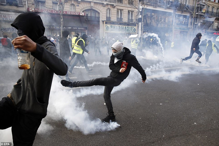 Được biết, hàng nghìn cảnh sát Pháp đã được triển khai ở trung tâm thủ đô Paris cùng nhiều thành phố khác trên khắp cả nước để trấn áp người biểu tình. Ảnh: EPA.