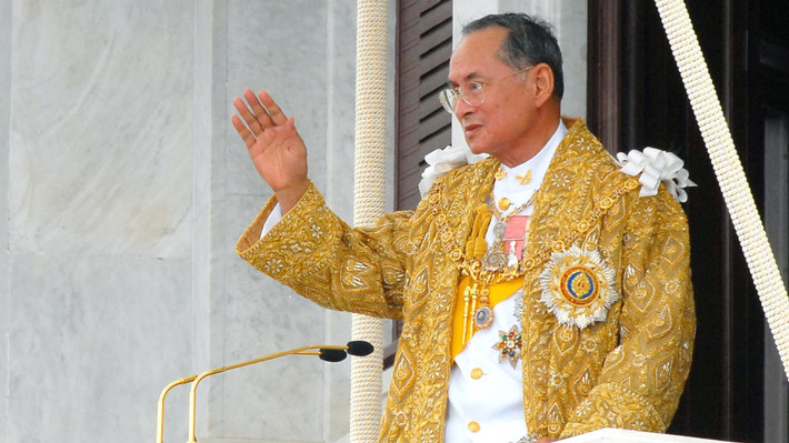 Thái Lan là quốc gia theo chế độ quân chủ lập hiến. Quốc vương Thái Lan Bhumibol Adulyadej, người qua đời vào năm 2016, là vị nguyên thủ quốc gia có thời gian tại vị lâu nhất thế giới. Ảnh: People.