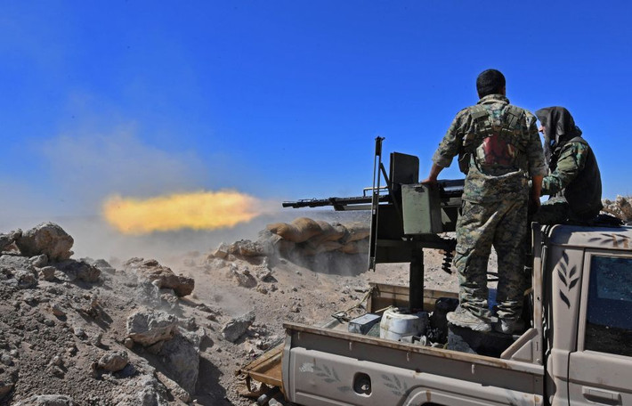 Lực lượng SDF sử dụng súng máy trong cuộc giao tranh với nhóm khủng bố IS tại Baghouz.