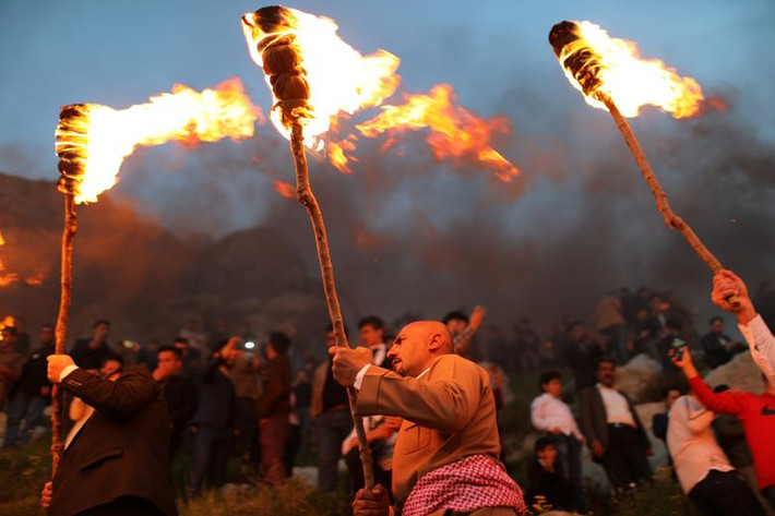 Nowruz còn được gọi một cách rộng rãi là "Năm mới Ba Tư" hay "Tết Ba Tư".