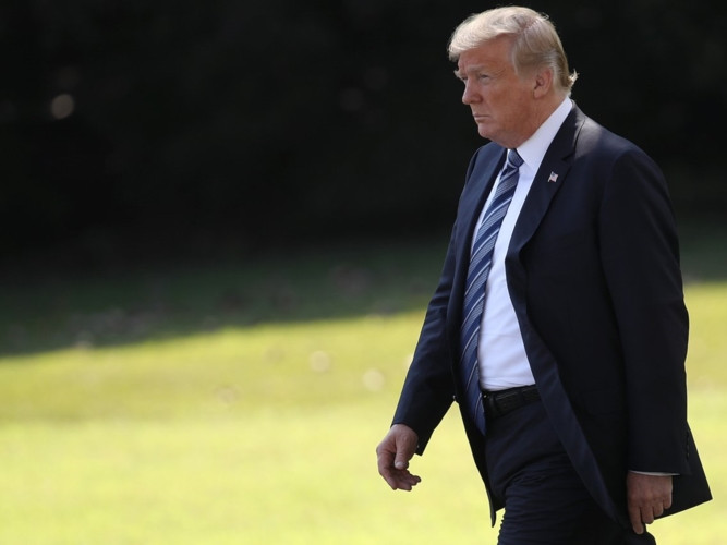 Tổng thống Trump thường thích mặc những bộ trang phục từ Brioni - một thương hiệu thời trang Italy được nhiều CEO quyền lực và những người nổi tiếng yêu thích. Những bộ vest sang trọng này được bán với giá khoảng từ 5.250 - 6.900 USD.
