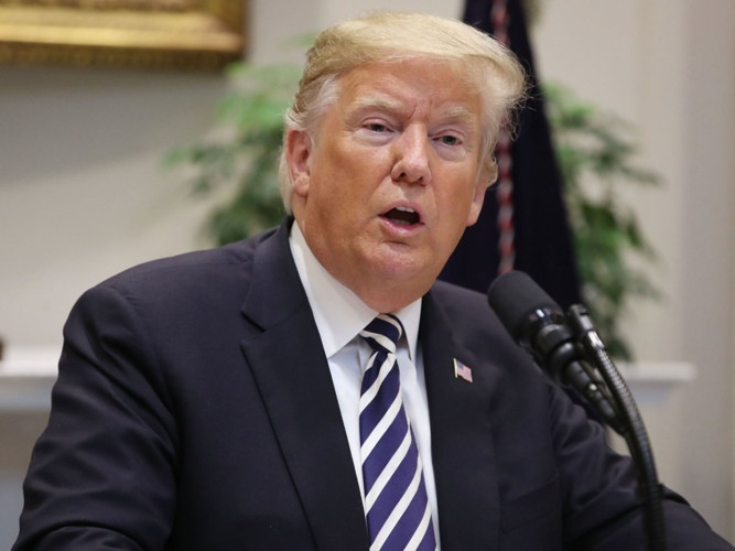 Trong cuộc đua vào Nhà Trắng năm 2016, ông Trump đã tiêu 66 triệu USD cho chiến dịch tranh cử, Reuters dẫn số liệu từ một báo cáo tài chính trong chiến dịch của Tổng thống Trump. Khi đã trở thành Tổng thống, ông nhận được 400.000 USD/năm nhưng đến nay, ông Trump đã quyên tặng số tiền này cho Bộ Giáo dục, Bộ Nội vụ và Bộ Y tế và Dịch vụ nhân sinh Mỹ.