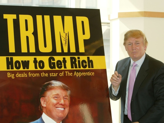 Cũng theo Forbes, tiền mặt và tài sản cá nhân của Tổng thống Trump chiếm 320 triệu USD trong tổng tài sản của ông. Tài sản cá nhân của ông Trump có thể kể tới như chiếc máy bay riêng mà ông từng sử dụng để đi lại trong suốt chiến dịch tranh cử.