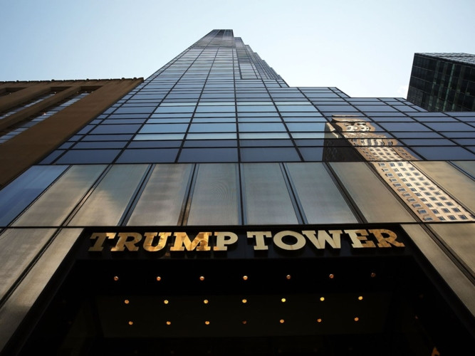 Theo Forbes, chỉ riêng các bất động sản của ông Trump ở thành phố New York đã chiếm 1,5 tỷ USD trong khối tài sản của ông. Ngoài ra, công viên Central Park Carousel và các sân trượt băng mà ông Trump sở hữu có doanh thu là 13 triệu USD.