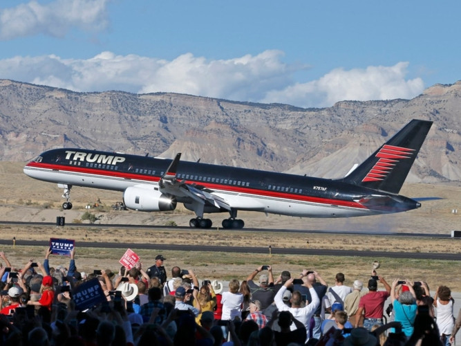 Theo các bài báo, ông Trump đã mua một chiếc máy bay Boeing 727 năm 2010 từ người đồng sáng lập Microsoft Paul Allen với giá 100 triệu USD. New York Times cho biết chiếc máy bay này cần một lượng lớn nhiên liệu với giá hàng nghìn USD chỉ trong 1 giờ.