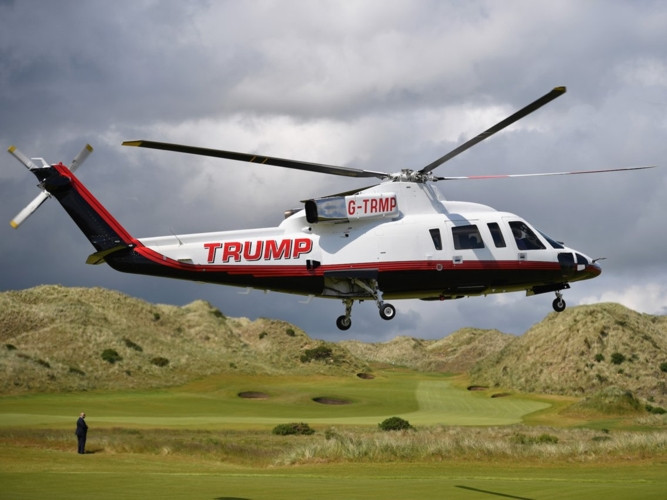 Tổng thống Mỹ cũng được cho là sở hữu 3 chiếc trực thăng Sikorsky S-76 với mỗi chiếc có giá dao động từ 5 - 7 triệu USD.