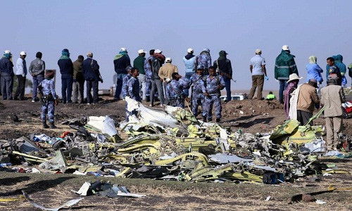 Cụ thể, chiếc máy bay Boeing 737 MAX 8 của hãng hàng không Ethiopian Airlines khởi hành từ sân bay quốc tế Bole ở Addis Ababa (Ethiopia) lúc 8h38 ngày 10/3 (giờ địa phương) với điểm đến là Nairobi, thủ đô của Kenya. Tuy nhiên, chiếc phi cơ đã mất liên lạc với đài kiểm soát không lưu chỉ 6 phút sau khi cất cánh. Ảnh: Reuters.