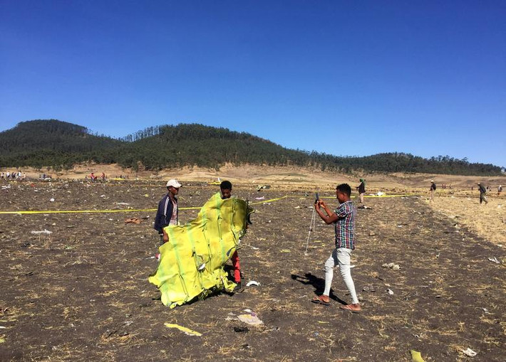 Nó đã lao xuống thị trấn Bishoftu, cách thủ đô Addis Ababa của Ethiopia khoảng 62 km về phía nam. Ảnh: Reuters.