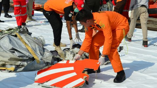 Ngày 28/11, sau quá trình phân tích dữ liệu từ hộp đen máy bay Lion Air rơi cho thấy ngay sau khi cất cánh, các phi công đã phải chiến đấu để cứu chiếc Boeing 737 MAX dường như bị lỗi bộ phận cảm biến khiến hệ thống tự động nhận sai thông tin. Sau mỗi lần chiếc Boeing 737 MAX lao xuống, các phi công đã tìm cách đưa máy bay trở về trạng thái cân bằng nhưng cuối cùng không thể kiểm soát, khiến nó đâm xuống biển. Ảnh: CNBC.