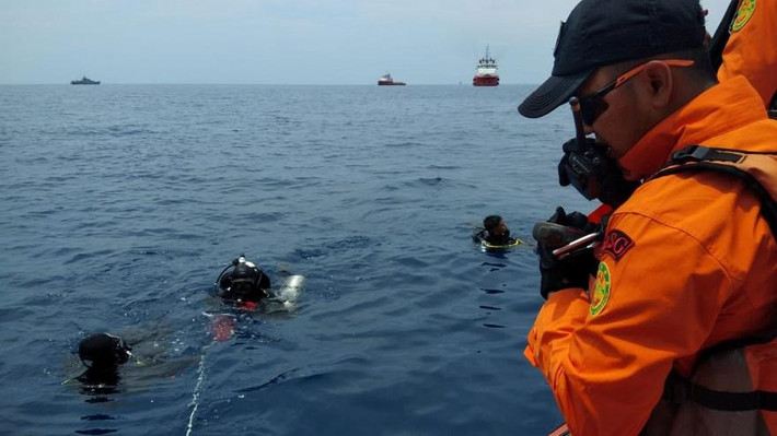 “Chiếc máy bay rơi xuống vùng biển gần Tunjung Karawang ở Tây Java”, ông Yusuf Lafif, phát ngôn viên Cơ quan tìm kiếm và cứu hộ Indonesia (Basarnas), cho hay. Theo Flightradar24, vị trí cuối cùng của máy bay được ghi lại là nơi cách bờ biển Indonesia 15 km về phía bắc. Ảnh: Euronews.