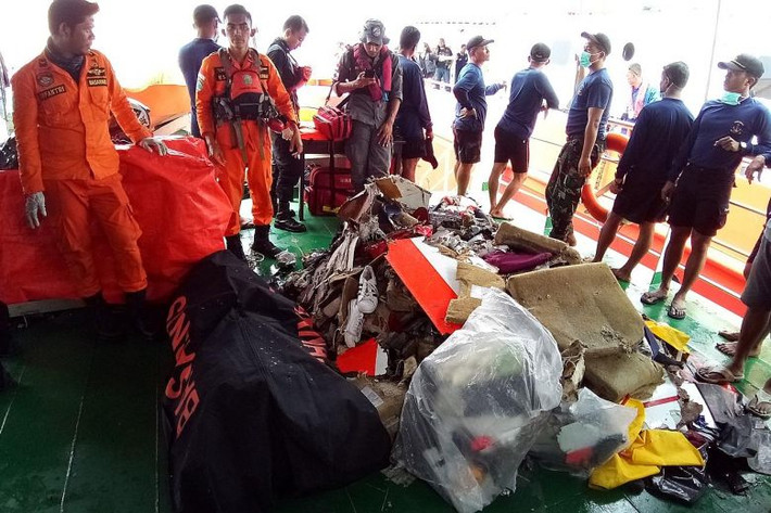 Ông Yusuf sau đó xác nhận không còn ai sống sót trong vụ tai nạn máy bay Lion Air ngoài khơi Indonesia sáng 29/10. Được biết, trên chiếc máy bay gặp nạn có 188 người, bao gồm 181 hành khách, trong đó có 3 trẻ nhỏ, 2 phi công và 5 tiếp viên hàng không. Ảnh: EPA.
