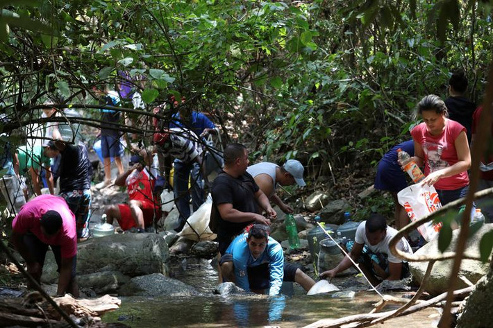 Mọi người lấy nước ở một con sông tại thủ đô Venezuela.