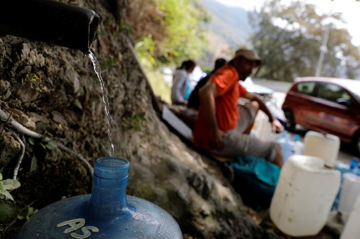 Hàng trăm người dân Venezuela giận dữ đã chặn đường cao tốc để yêu cầu chính quyền địa phương cấp nước cho khu phố La Charneca.