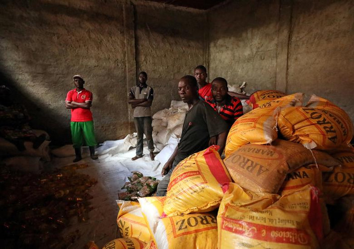 Các công nhân chờ phân phát số hàng cứu trợ này cho mọi người ở Buzi, Mozambique, ngày 24/3.