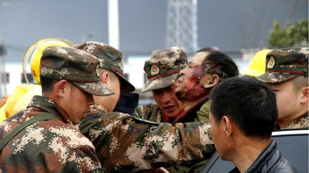 Một người đàn ông bị thương được lực lượng cứu hộ đưa ra khỏi hiện trường. Ảnh: Getty.