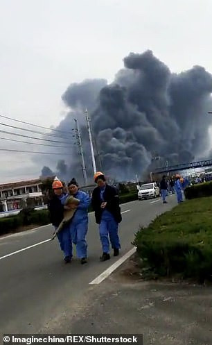 Những hình ảnh được đăng tải cho thấy khói đen bốc lên và ngọn lửa bao trùm phía trên nhà máy. Sau đó, nhiều người hoảng sợ chạy ra bên ngoài từ nhà máy. Ảnh: Daily Mail.
