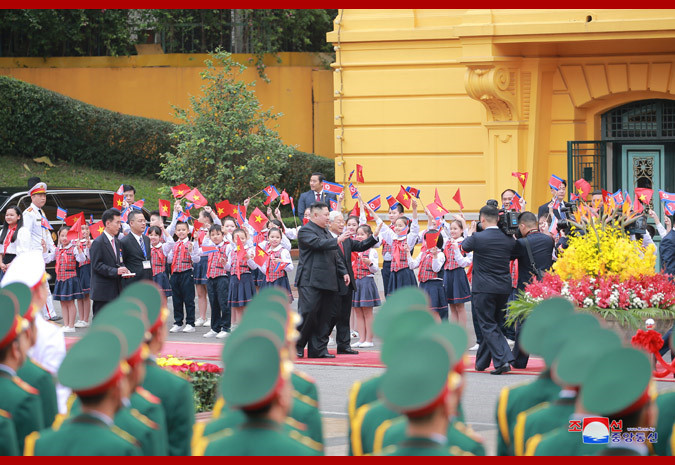 Tổng bí thư, Chủ tịch nước Nguyễn Phú Trọng đã ra đón ông Kim Jong-un tại Phủ chủ tịch trong lễ đón chiều 1/3. Đây là chuyến thăm chính thức Việt Nam đầu tiên của một lãnh đạo cấp cao nhất Triều Tiên trong vòng 60 năm qua.
