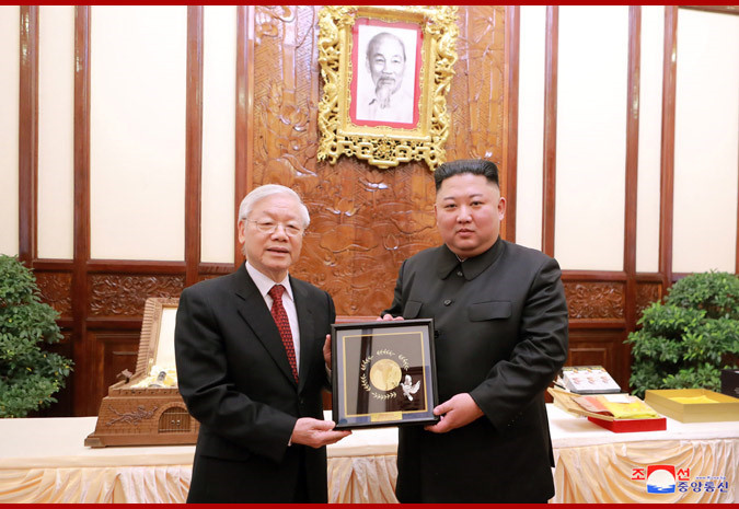 Tổng bí thư, Chủ tịch nước Nguyễn Phú Trọng đã trao cho ông Kim Jong-un món quà lưu niệm là một bức tranh phủ vàng. Bức tranh khắc họa hình ảnh Chủ tịch Hồ Chí Minh trong chuyến thăm chính thức Triều Tiên năm 1957.