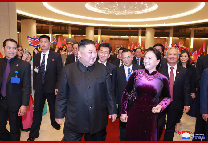 Ông Kim Jong-un cũng có cuộc hội kiến với Chủ tịch Quốc hội Nguyễn Thị Kim Ngân tại Nhà Quốc hội.