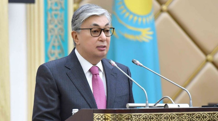 Quyền Tổng thống Tokayev thông thạo tiếng Kazakhstan, tiếng Nga, tiếng Anh và tiếng Trung Quốc. Ngoài ra, ông cũng biết tiếng Pháp. Ảnh: censor.net.ua.