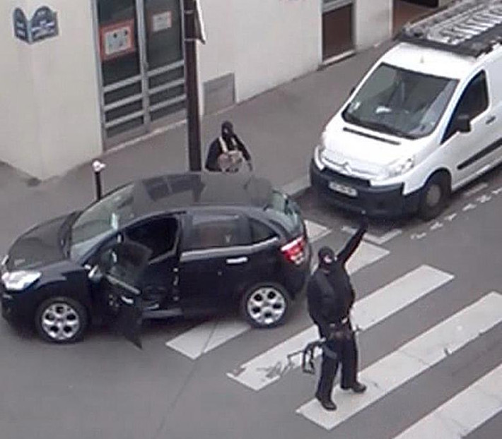 Ngày 7/1/2015, 3 kẻ tấn công xông vào tòa soạn báo Charlie Hebdo ở thủ đô Paris, Pháp, và nã đạn vào các nhân viên trong văn phòng, khiến 12 người thiệt mạng.