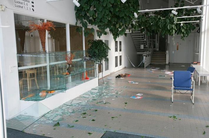 Ngày 23/9/2008, một tay súng đã xông vào trường Đại học Khoa học Ứng dụng Seinajoki ở Kauhajoki, Phần Lan, và giết chết 10 người.