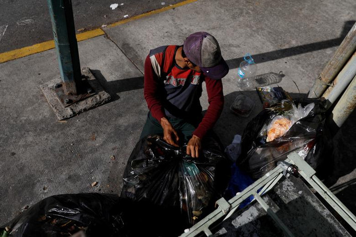 Bới rác không phải là hiện tượng mới ở Venezuela nhưng nó đang "phát triển". Nhiều người dân nghèo nước này không được ăn 3 bữa một ngày.