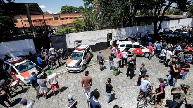 Đông đảo người dân tập trung bên ngoài trường Raul Brasil sau khi vụ tấn công xảy ra. Ảnh: EPA.