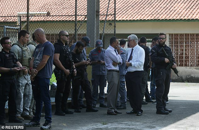 Lực lượng an ninh tập trung bên ngoài trường tiểu học Raul Brasil. Ảnh: Reuters.