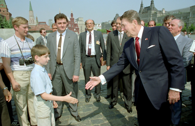 Ông Ronald Reagan còn bắt tay một số em nhỏ ở Quảng trường Đỏ vào năm 1988.