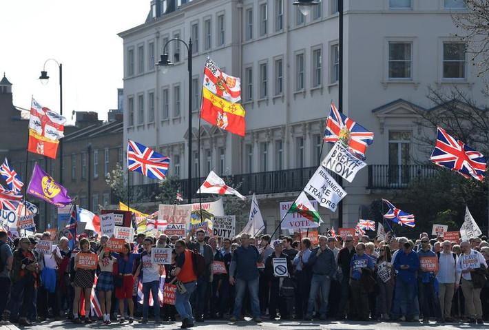 Những người ủng hộ Brexit mang theo băng rôn và cờ tham gia cuộc tuần hành ngày 29/3.