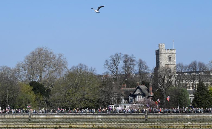 Đoàn người tuần hành dọc sông Thames ở thủ đô London ngày 29/3.