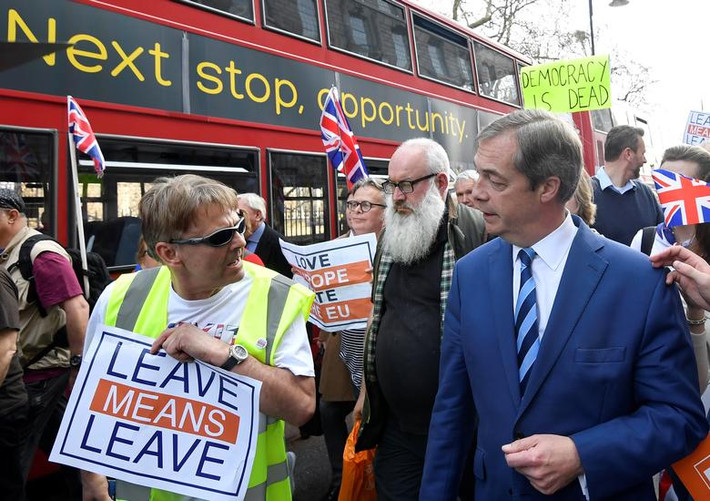 Lãnh đạo Đảng Brexit Nigel Farage trò chuyện với mọi người khi tham gia cuộc tuần hành.