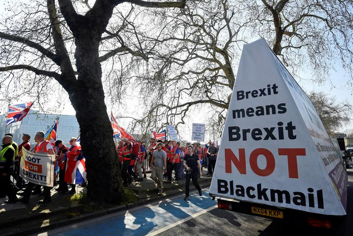 Những khẩu hiệu ủng hộ Brexit xuất hiện tại nhiều địa điểm ở thủ đô London trong bối cảnh tiến trình này vẫn đang trong tình trạng bế tắc. Mời độc giả xem thêm video: Thị trường quốc tế trong tình trạng hỗn loạn vì Brexit (Nguồn: VTC14)