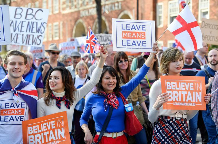Ngay sau đó, hàng nghìn người tham gia cuộc tuần hành có tên "March to Leave" đã đổ về trung tâm thủ đô London để bày tỏ sự ủng hộ của họ đối với việc Anh rời khỏi Liên minh Châu Âu.
