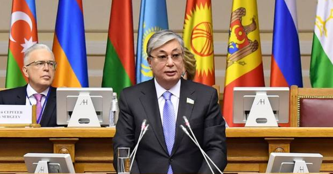 "Tôi xin thề sẽ phục vụ một cách trung thành người dân Kazakhstan, tuân thủ nghiêm ngặt hiến pháp và luật pháp của Cộng hòa Kazakhstan, đảm bảo các quyền và sự tự do của công dân, tận tâm hoàn thành các nhiệm vụ cao cả của Tổng thống Cộng hòa Kazakhstan", ông Tokayev tuyên thệ tại sảnh lớn phòng họp chung của lưỡng viện Quốc hội. Ảnh: AP.