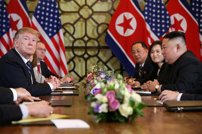 Phát ngôn viên Nhà Trắng Sarah Sanders cho biết thêm, Tổng thống Trump và Chủ tịch Kim Jong-un "đã có các cuộc gặp rất tốt và mang tính xây dựng ở Hà Nội, Việt Nam, ngày 27-28/2/2019".