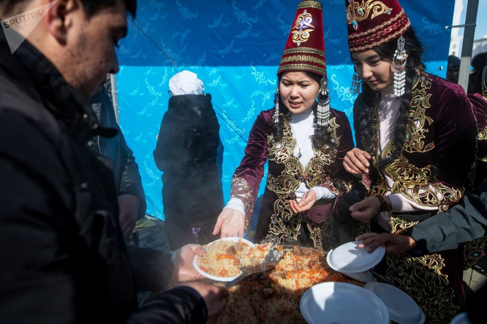 Những người tham gia lễ hội tại Quảng trường Độc lập được "chiêu đãi" món pilaf truyền thống ở nước này.