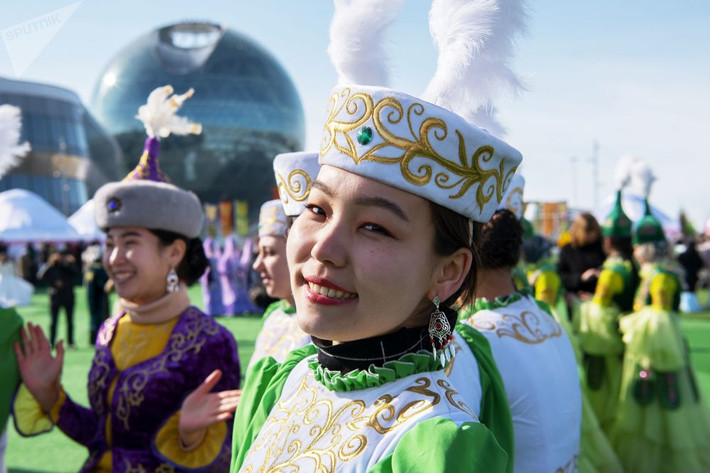 Các cô gái mặc trang phục truyền thống tại hội chợ ở thủ đô Nur-Sultan.