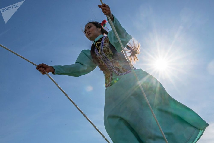 Một thiếu nữ Kazakhstan tham gia trò chơi trong lễ hội.