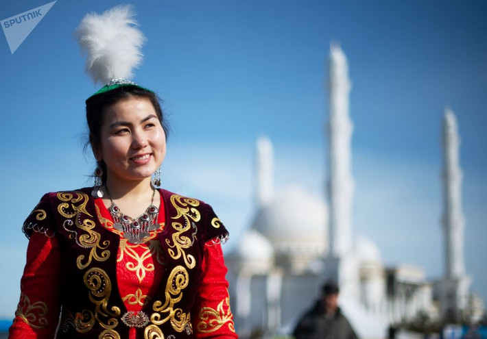 Được biết, Nowruz, hay còn gọi là Tết Ba Tư, là ngày nghỉ lễ chính thức tại nhiều quốc gia như Afghanistan, Albania, Azerbaijan, Gruzia, Kosovo, Kyrgyzstan, Iran, Iraq, Kazakhstan, Mông Cổ, Tajikistan, Turkmenistan, Uzbekistan,... và người Kurd hải ngoại. Mời độc giả xem thêm video: Người phụ nữ thấp nhất thế giới "tỏa sáng" ở New York (Nguồn: VTC14)
