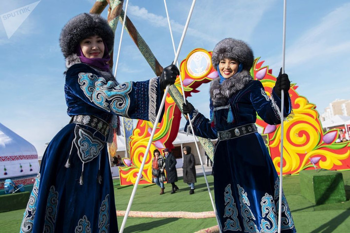 Lễ hội năm nay thu hút đông đảo người tham gia, trong đó có nhiều cô gái Kazakhstan xinh đẹp.