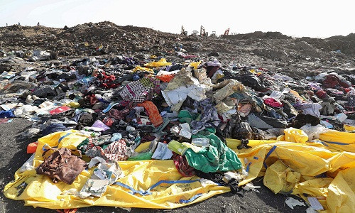 Sau vụ rơi máy bay ở Ethiopia thảm khốc cướp đi sinh mạng của 157 người, những di vật của nạn nhân rơi trên nền đất chỉ còn là cuốn sách cháy dở, hộ chiếu nhàu nát, chiếc giày hay bộ quần áo rách, theo AP. Chỉ sáu phút sau khi cất cánh hôm 10/3, chiếc máy bay số hiệu 302 của hãng hàng không Ethiopian Airlines gặp sự cố và rơi xuống cánh đồng tại thị trấn Bishoftu, cách thủ đô Addis Ababa của Ethiopia khoảng 60 km. Ảnh: Reuters.