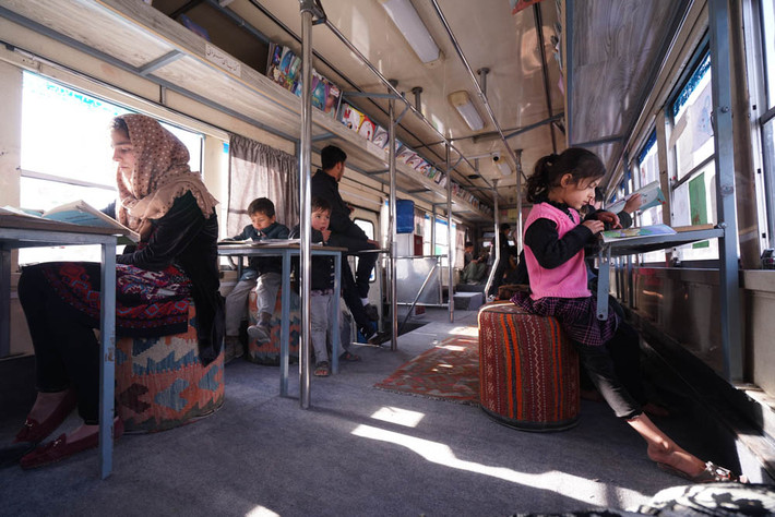 Theo Al Jazeera, chiếc xe buýt " thư viện di động" này thu hút đông đảo trẻ em Afghanistan. Mỗi ngày, nó lại đi đến 4 cộng đồng dân cư ở thủ đô Kabul, và sẽ dừng lại trong khoảng 2 giờ đồng hồ tại mỗi địa điểm. (Nguồn ảnh: Al Jazeera)