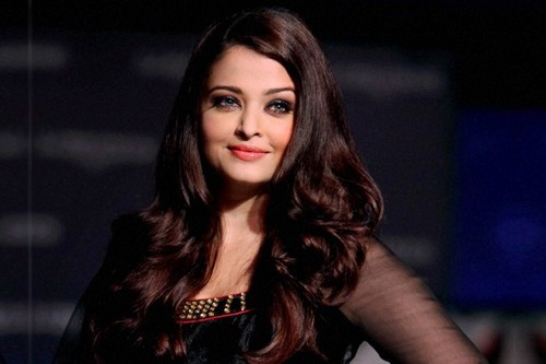 Aishwarya Rai Bachchan, sinh năm 1973, đứng đầu trong danh sách những người phụ nữ xinh đẹp nhất Ấn Độ năm 2019, theo bình chọn của Wonders List. Cô là nữ diễn viên, người mẫu nổi tiếng Ấn Độ, và là Hoa hậu Thế giới năm 1994. Sắc đẹp của nữ diễn viên Aishwarya Rai không mờ nhạt theo thời gian mà ngược lại cô càng trở nên quyến rũ hơn. (Nguồn ảnh: Wonders List)